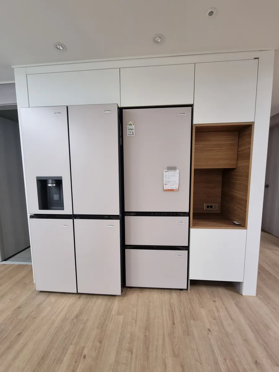 냉장고장 상담 전 화이트 냉장고 2대와 우드 오픈 가전 칸